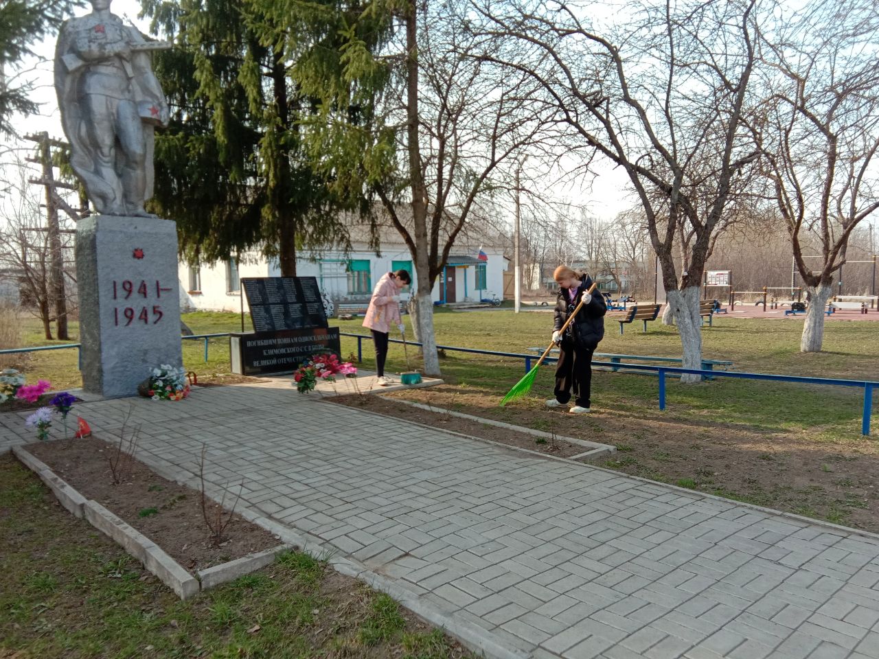 Благоустройство  памятника к празднику Великой Победы..